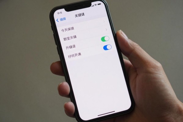 如何在手机上截屏？
